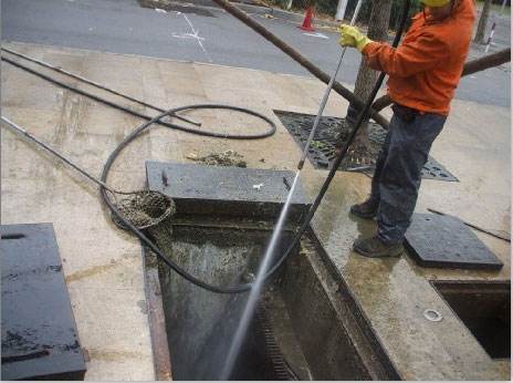 府谷池底污泥如何清理